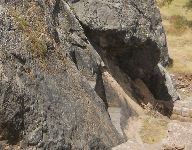 Detalles de la roca de escaleras y tronos "Chinchana grande" parte 2 derecha, trono vista lateral