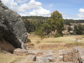 Detalles de la roca de escaleras y tronos "Chinchana grande" parte 2 derecha, trono vista lateral - roca con prado seco