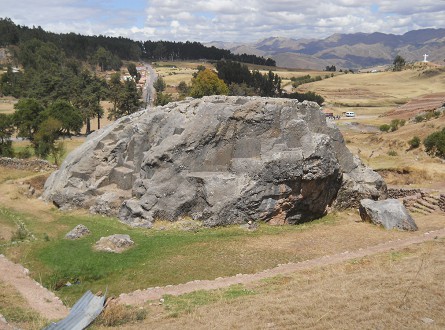 Details from the rock of stairs and thrones "Chinchana grande", view 3 with many thrones
