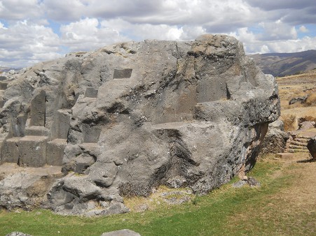 Roca de escaleras y tronos "Chinchana grande", vista 3-2 con muchos tronos