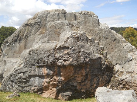 Detalles de la roca de escaleras y tronos "Chinchana grande", vista 3 con tronos grandes