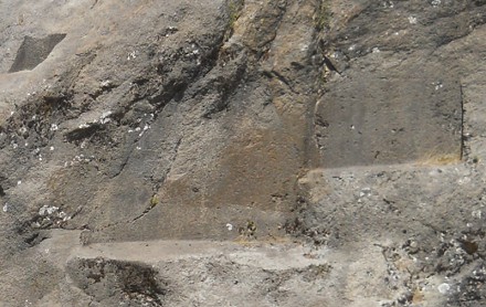 Details vom Treppen- und Thronfelsen "Chinchana grande", Ansicht 3, grosse Schnitte der grossen Thronflchen, Nahaufnahme 04
