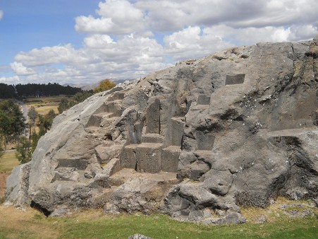 Cusco Sacsayhuamn, roca de escaleras y tronos "Chinchana grande", vista 04