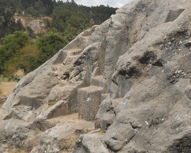 Cusco Sacsayhuamn, roca de escaleras y tronos "Chinchana grande", trono mltiple 01