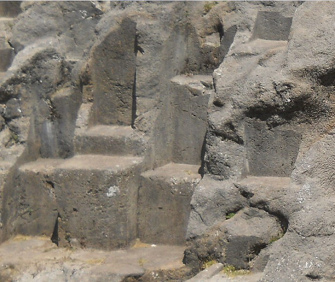 Cusco Sacsayhuamn, roca de escaleras y tronos "Chinchana grande", trono mltiple 02