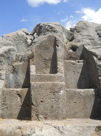 Cusco Sacsayhuam�n, rock of stairs and thrones "Chinchana grande", multiple throne 5