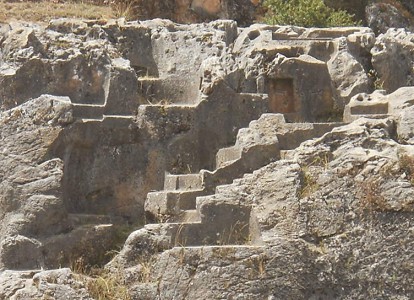 Cusco Sacsayhuamn, roca de escaleras y tronos "Chinchana grande", vista 5, escaleras y tronos, primer plano 02