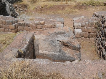 Zona de la roca de escaleras y tronos "Chinchana grande": piedra gigante con corte rectangular