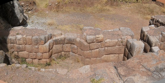 Zona de la roca de escaleras y tronos "Chinchana grande": muro incaico perfecto con nicho en curva, panorama