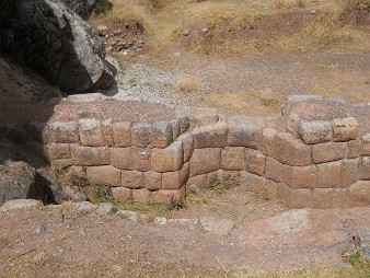 Area of the rock of stairs "Chinchana grande": perfect Inca wall with curvy niche 01