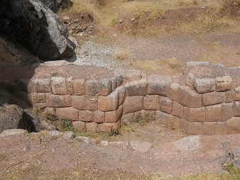 Zona de la roca de escaleras y tronos "Chinchana grande": muro incaico perfecto con nicho en curva 01