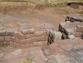 Area of the rock of stairs "Chinchana grande": perfect Inca wall with curvy niche 02