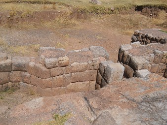 Zona de la roca de escaleras y tronos "Chinchana grande": muro incaico perfecto con nicho en curva 02
