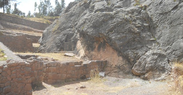 Zona de la roca de escaleras y tronos "Chinchana grande": el muro incaico perfecto inicia con la roca de escaleras y tronos en una zona negra roja, panorama