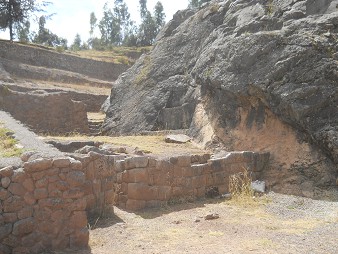 Area of the rock of stairs "Chinchana grande": the connection zone of the Inca wall with the black red rock 01