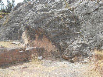 Area of the rock of stairs "Chinchana grande": the connection zone of the Inca wall with the black red rock 02