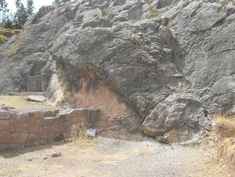 Zona de la roca de escaleras y tronos "Chinchana grande": el muro incaico perfecto inicia con la roca de escaleras y tronos en una zona negra roja 02