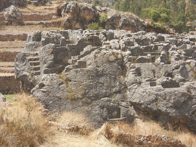 Cusco Sacsayhuam�n, Treppen- und Thronfelsen "Chinchana grande", Ansicht 5 mit vielen Podien und Thronen, Nahaufnahmen 01