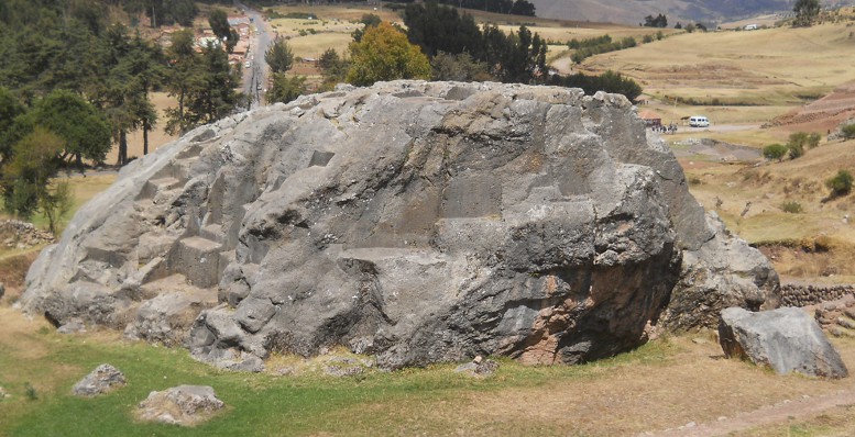Der Treppen- und Thronfelsen "Chinchana
              grande" (Treppenfelsen), Ansicht 03 mit vielen
              Thronen