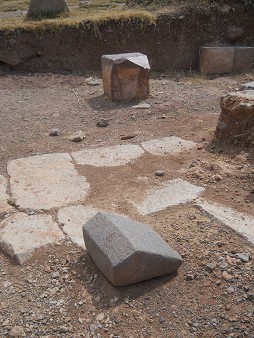 Cusco Sacsayhuam�n, auf dem Weg zum Treppen- und Thronstein "Chinchana grande", Fundamente und geschnittene Steine ann�hernd wie ein W�rfel und trapezoid