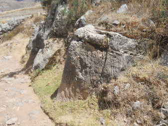 Cusco Sacsayhuam�n, auf dem Weg zum Treppen- und Thronstein "Chinchana grande", gigantische Steine mit geritzten Fl�chen