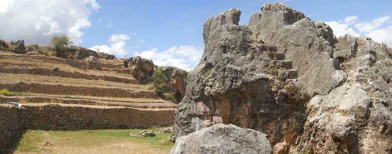 Der Treppen- und Thronfelsen "Chinchana grande" (Treppenfelsen) mit Terrassen im Hintergrund, Panorama