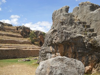 Der Treppen- und Thronfelsen "Chinchana grande" (Treppenfelsen), Terrassen und eine Treppe