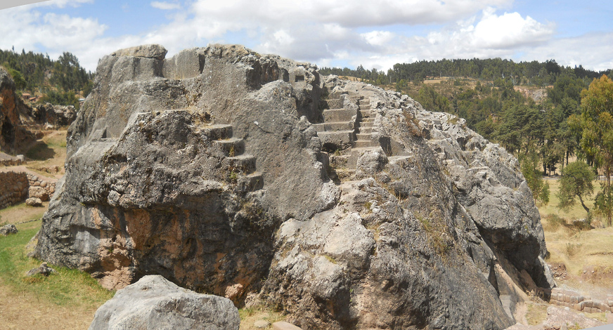 Der Treppen- und Thronfelsen "Chinchana grande" (Treppenfelsen), Panorama-Nahaufnahme