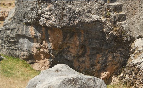 Der Treppen- und Thronfelsen "Chinchana grande" (Treppenfelsen), Seitenansicht - grosse Schnitte in schwarz-rotem Fels - Nahaufnahme
