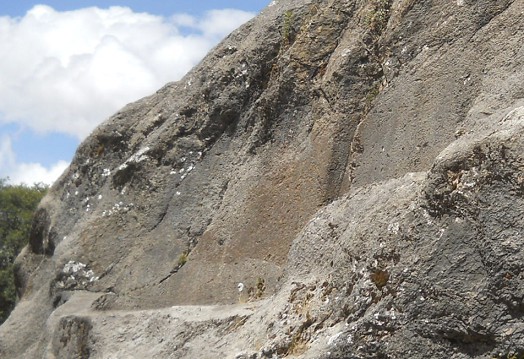 Details vom Treppen- und Thronfelsen "Chinchana grande", Ansicht 3, grosse Schnitte der grossen Thronfl�chen, Nahaufnahme 01