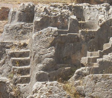 Cusco Sacsayhuam�n, Treppen- und Thronfelsen "Chinchana grande", Ansicht 5 mit vielen Podien und Thronen, Treppen und Nischen