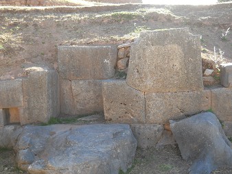 Cusco Sacsayhuam�n 10, campo ca�tico, parte del muro 02