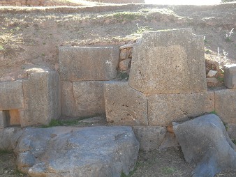 Cusco Sacsayhuamn 10, campo catico, parte del muro 02