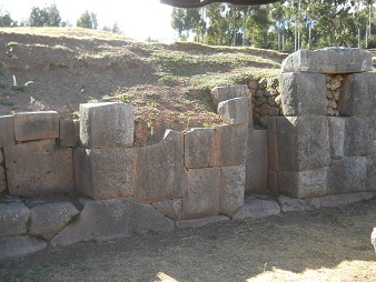 Cusco Sacsayhuam�n 10, campo ca�tico, parte del muro 04
