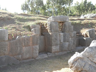 Cusco Sacsayhuam�n 10, campo ca�tico, parte del muro 05