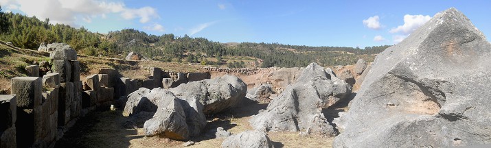 Cusco Sacsayhuamn 10, Chaosbereich, gewellte, geschmolzene Steine, Panorama 01