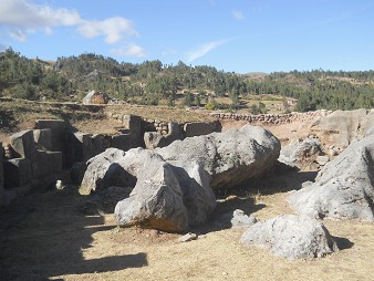 Cusco Sacsayhuam�n 10, campo ca�tico, piedras onduladas fundidas 01
