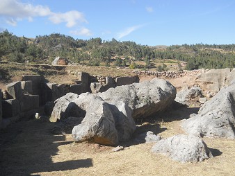 Cusco Sacsayhuamn 10, campo catico, piedras onduladas fundidas 01