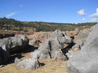 Cusco Sacsayhuam�n 10, campo ca�tico, piedras onduladas fundidas 02