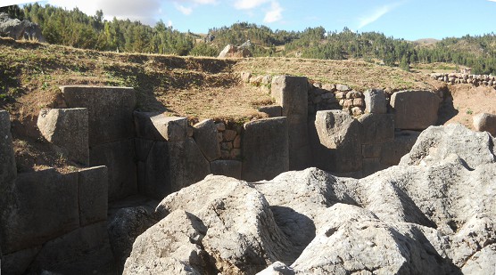 Cusco Sacsayhuam�n 10, campo ca�tico, piedras onduladas fundidas, panorama 02
