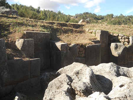 Cusco Sacsayhuam�n 10, campo ca�tico, piedras onduladas fundidas 04