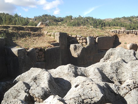 Cusco Sacsayhuam�n 10, campo ca�tico, piedras onduladas fundidas 05