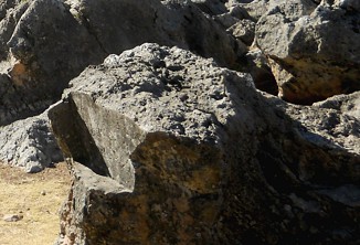 Cusco Sacsayhuam�n 10, campo ca�tico, piedras ca�ticas 01, primer plano de una corte de un trono