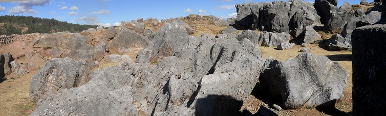 Cusco Sacsayhuam�n 10, campo ca�tico, piedras fundidas, panorama 03