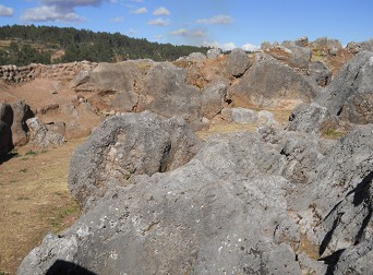Cusco Sacsayhuam�n 10, campo ca�tico, piedras fundidas 06