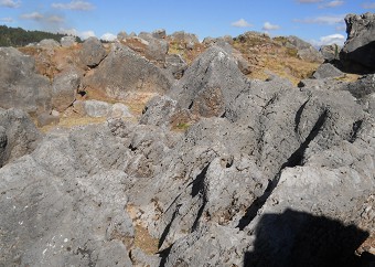 Cusco Sacsayhuam�n 10, campo ca�tico, piedras fundidas 07