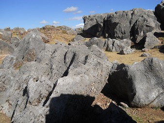 Cusco Sacsayhuam�n 10, campo ca�tico, piedras fundidas 08