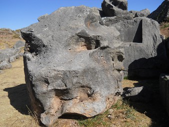 Cusco Sacsayhuam�n 10, campo ca�tico, piedra gigante fundida 01