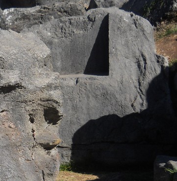 Cusco Sacsayhuam�n 10, campo ca�tico, piedra gigante fundida 02, primer plano del trono