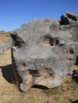 Cusco Sacsayhuamn 10, campo catico, piedra gigante fundida 02